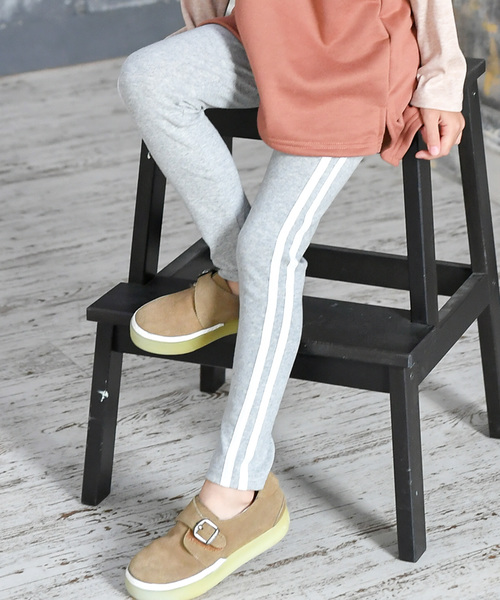 Bee des Bee(ビーデスビー)の「ラインレギンスパンツ(レギンス/スパッツ・キッズ・チャコールグレー/ブラック/グレー/ブラウン/スモークピンク/サックスブルー/クリーム/ラベンダー/ミント/ワイン/チャコール/グレイッシュベージュ/グレー系その他/杢グレー/ブルー/ネイビー/カーキ/モスグリーン/ブラック系その他/パープル系その他/ダークブラウン/ブルーグレー/ライトグレー/アイボリー/グリーン系その他/ベージュ×ブラック/グレー系その他2/グリーン系/ライトベージュ/ベージュ系/ブルー系/グレー系/ライトグリーン系/ピンク/ライラック系/ピンク系/ブルー × パープル・110cm/100cm/120cm/130cm/140cm/150cm)」の6枚目の写真