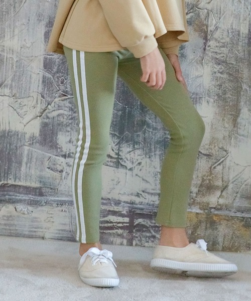 Bee des Bee(ビーデスビー)の「ラインレギンスパンツ(レギンス/スパッツ・キッズ・チャコールグレー/ブラック/グレー/ブラウン/スモークピンク/サックスブルー/クリーム/ラベンダー/ミント/ワイン/チャコール/グレイッシュベージュ/グレー系その他/杢グレー/ブルー/ネイビー/カーキ/モスグリーン/ブラック系その他/パープル系その他/ダークブラウン/ブルーグレー/ライトグレー/アイボリー/グリーン系その他/ベージュ×ブラック/グレー系その他2/グリーン系/ライトベージュ/ベージュ系/ブルー系/グレー系/ライトグリーン系/ピンク/ライラック系/ピンク系/ブルー × パープル・110cm/100cm/120cm/130cm/140cm/150cm)」の20枚目の写真