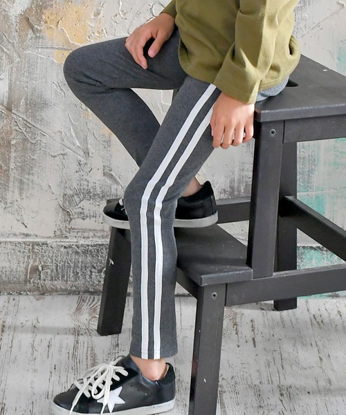 Bee des Bee(ビーデスビー)の「ラインレギンスパンツ(レギンス/スパッツ・キッズ・チャコールグレー/ブラック/グレー/ブラウン/スモークピンク/サックスブルー/クリーム/ラベンダー/ミント/ワイン/チャコール/グレイッシュベージュ/グレー系その他/杢グレー/ブルー/ネイビー/カーキ/モスグリーン/ブラック系その他/パープル系その他/ダークブラウン/ブルーグレー/ライトグレー/アイボリー/グリーン系その他/ベージュ×ブラック/グレー系その他2/グリーン系/ライトベージュ/ベージュ系/ブルー系/グレー系/ライトグリーン系/ピンク/ライラック系/ピンク系/ブルー × パープル・110cm/100cm/120cm/130cm/140cm/150cm)」の4枚目の写真