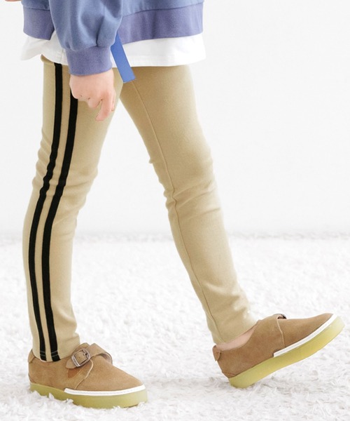 Bee des Bee(ビーデスビー)の「ラインレギンスパンツ(レギンス/スパッツ・キッズ・チャコールグレー/ブラック/グレー/ブラウン/スモークピンク/サックスブルー/クリーム/ラベンダー/ミント/ワイン/チャコール/グレイッシュベージュ/グレー系その他/杢グレー/ブルー/ネイビー/カーキ/モスグリーン/ブラック系その他/パープル系その他/ダークブラウン/ブルーグレー/ライトグレー/アイボリー/グリーン系その他/ベージュ×ブラック/グレー系その他2/グリーン系/ライトベージュ/ベージュ系/ブルー系/グレー系/ライトグリーン系/ピンク/ライラック系/ピンク系/ブルー × パープル・110cm/100cm/120cm/130cm/140cm/150cm)」の18枚目の写真