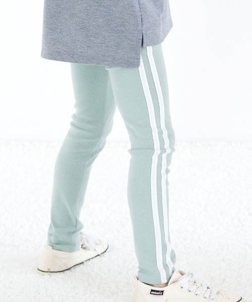 Bee des Bee(ビーデスビー)の「ラインレギンスパンツ(レギンス/スパッツ・キッズ・チャコールグレー/ブラック/グレー/ブラウン/スモークピンク/サックスブルー/クリーム/ラベンダー/ミント/ワイン/チャコール/グレイッシュベージュ/グレー系その他/杢グレー/ブルー/ネイビー/カーキ/モスグリーン/ブラック系その他/パープル系その他/ダークブラウン/ブルーグレー/ライトグレー/アイボリー/グリーン系その他/ベージュ×ブラック/グレー系その他2/グリーン系/ライトベージュ/ベージュ系/ブルー系/グレー系/ライトグリーン系/ピンク/ライラック系/ピンク系/ブルー × パープル・110cm/100cm/120cm/130cm/140cm/150cm)」の22枚目の写真