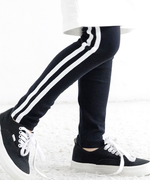 Bee des Bee(ビーデスビー)の「ラインレギンスパンツ(レギンス/スパッツ・キッズ・チャコールグレー/ブラック/グレー/ブラウン/スモークピンク/サックスブルー/クリーム/ラベンダー/ミント/ワイン/チャコール/グレイッシュベージュ/グレー系その他/杢グレー/ブルー/ネイビー/カーキ/モスグリーン/ブラック系その他/パープル系その他/ダークブラウン/ブルーグレー/ライトグレー/アイボリー/グリーン系その他/ベージュ×ブラック/グレー系その他2/グリーン系/ライトベージュ/ベージュ系/ブルー系/グレー系/ライトグリーン系/ピンク/ライラック系/ピンク系/ブルー × パープル・110cm/100cm/120cm/130cm/140cm/150cm)」の3枚目の写真