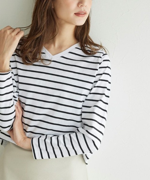 Pierrot（ピエロ）の「選べる綿100％ロングTシャツ（Tシャツ/カットソー・レディース・ブラック/オフホワイト/ホワイト×ブラック/ホワイト系その他/ブラック系その他/グレー系その他/ブラウン系その他/ベージュ系その他/チャコール/ホワイト系その他2/ホワイト系その他3/ホワイト系その他4/ブラウン系その他2/ベージュ系その他2・M/L）」の3枚目の写真