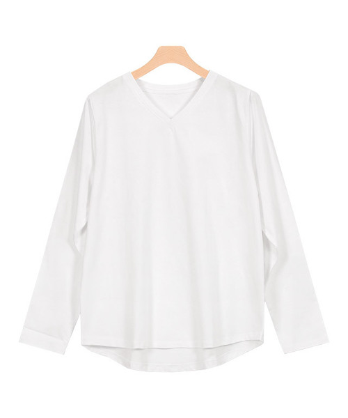 Pierrot（ピエロ）の「選べる綿100％ロングTシャツ（Tシャツ/カットソー・レディース・ブラック/オフホワイト/ホワイト×ブラック/ホワイト系その他/ブラック系その他/グレー系その他/ブラウン系その他/ベージュ系その他/チャコール/ホワイト系その他2/ホワイト系その他3/ホワイト系その他4/ブラウン系その他2/ベージュ系その他2・M/L）」の2枚目の写真
