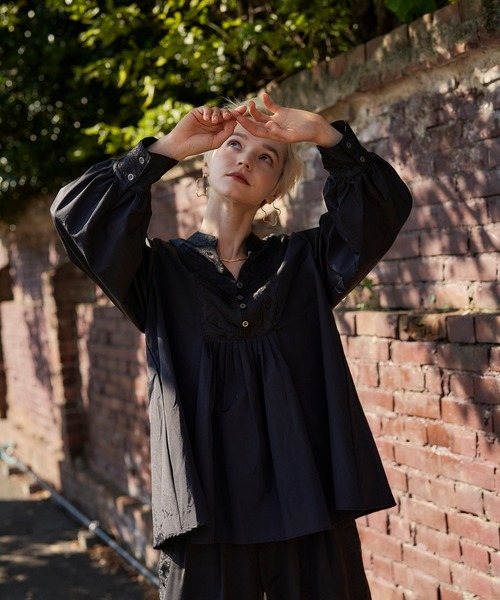KOH.style（コースタイル）の「GONGFU  BACK BUTTON BLOUSE（シャツ/ブラウス・レディース・ネイビー/ブラック・FREE）」の3枚目の写真