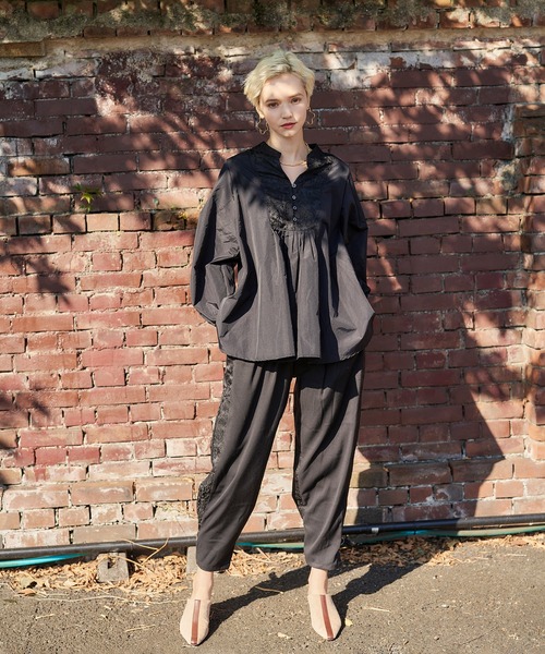 コースタイルGONGFU BACK BUTTON BLOUSE