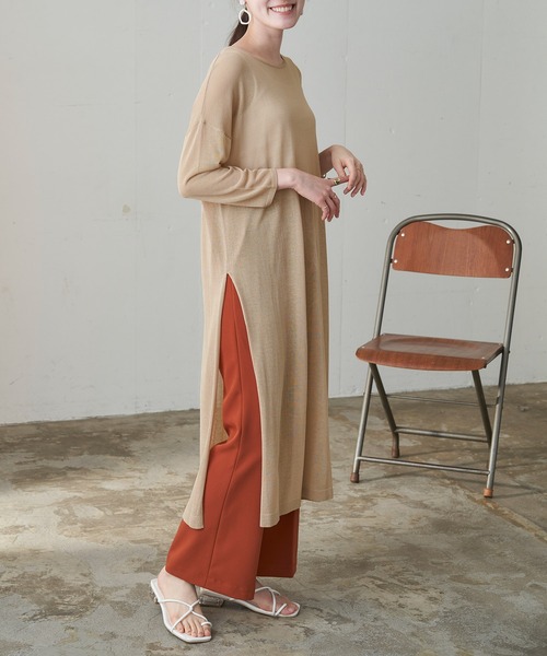 Chaco closet(チャコ クローゼット)の「オーバーサイズ シアーニット スリット入りロングワンピース チュニック(ワンピース・レディース・ブラック/ベージュ/オレンジ/ラベンダー/グリーン系その他/ブルー系その他・FREE)」の2枚目の写真
