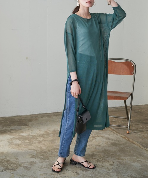 Chaco closet(チャコ クローゼット)の「オーバーサイズ シアーニット スリット入りロングワンピース チュニック(ワンピース・レディース・ブラック/ベージュ/オレンジ/ラベンダー/グリーン系その他/ブルー系その他・FREE)」の4枚目の写真