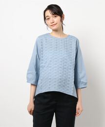【C-FORT POINT】刺繍入りノーカラーブラウス 前後差のあるヘムライン