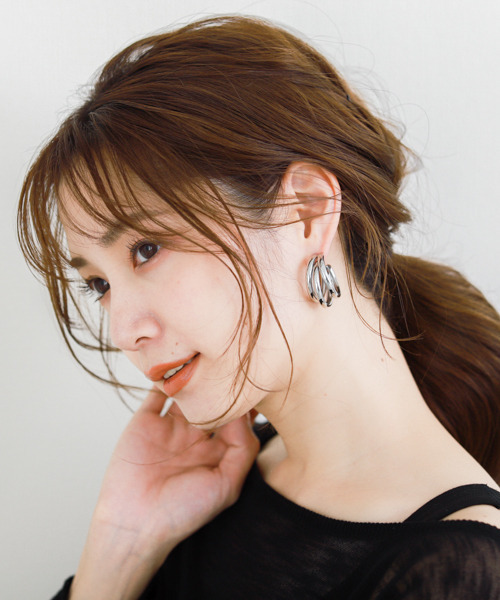 SUGAR BISKET(シュガービスケット)の「3連フープピアス(ピアス(両耳用)・レディース・シルバー/ゴールド・フリー)」の2枚目の写真