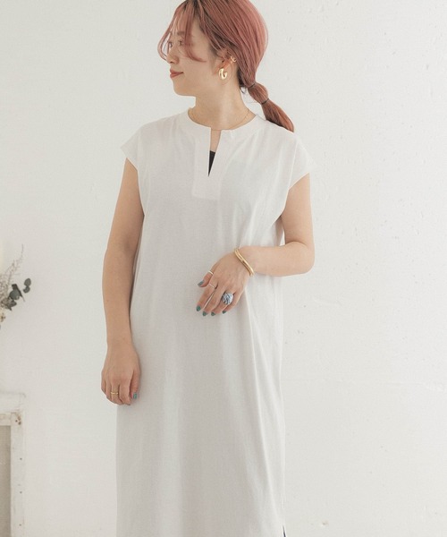 ITEMS URBANRESEARCH(アイテムズ アーバンリサーチ)の「キーネックカットワンピース(ワンピース・レディース・オフホワイト/カーキ/スミクロ・FREE)」の1枚目の写真