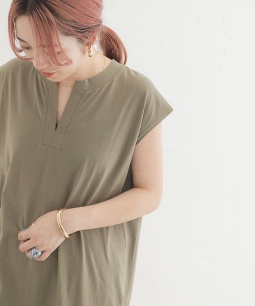 ITEMS URBANRESEARCH(アイテムズ アーバンリサーチ)の「キーネックカットワンピース(ワンピース・レディース・オフホワイト/カーキ/スミクロ・FREE)」の3枚目の写真