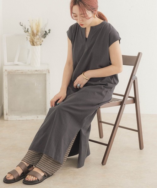 ITEMS URBANRESEARCH(アイテムズ アーバンリサーチ)の「キーネックカットワンピース(ワンピース・レディース・オフホワイト/カーキ/スミクロ・FREE)」の2枚目の写真