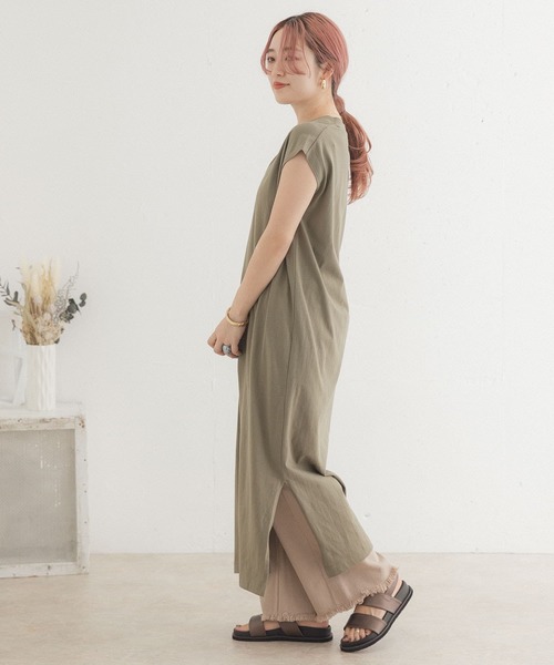 ITEMS URBANRESEARCH(アイテムズ アーバンリサーチ)の「キーネックカットワンピース(ワンピース・レディース・オフホワイト/カーキ/スミクロ・FREE)」の9枚目の写真
