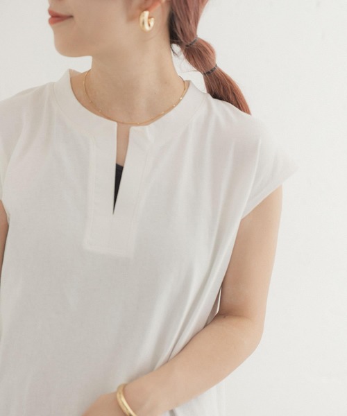 ITEMS URBANRESEARCH(アイテムズ アーバンリサーチ)の「キーネックカットワンピース(ワンピース・レディース・オフホワイト/カーキ/スミクロ・FREE)」の8枚目の写真