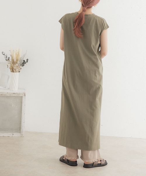 ITEMS URBANRESEARCH(アイテムズ アーバンリサーチ)の「キーネックカットワンピース(ワンピース・レディース・オフホワイト/カーキ/スミクロ・FREE)」の7枚目の写真