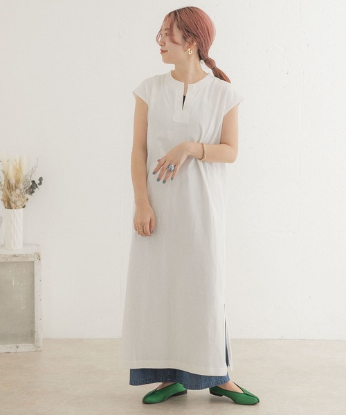 ITEMS URBANRESEARCH(アイテムズ アーバンリサーチ)の「キーネックカットワンピース(ワンピース・レディース・オフホワイト/カーキ/スミクロ・FREE)」の4枚目の写真