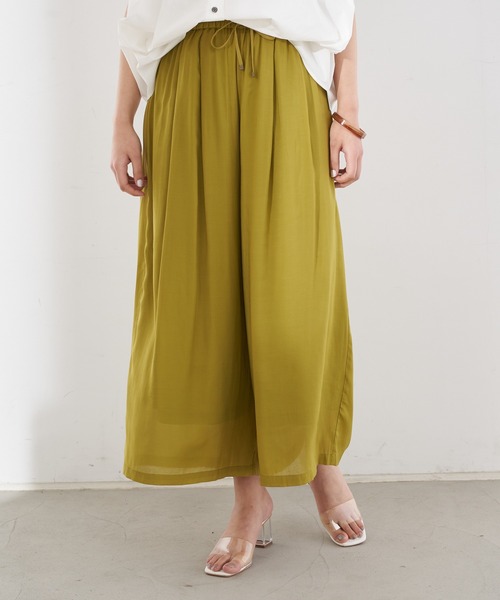 YECCA VECCA（イェッカヴェッカ）の「シルキータックワイドパンツ（その他パンツ・レディース・ブラウン/イエロー/チャコールグレー/ライトグレー・FREE）」の4枚目の写真