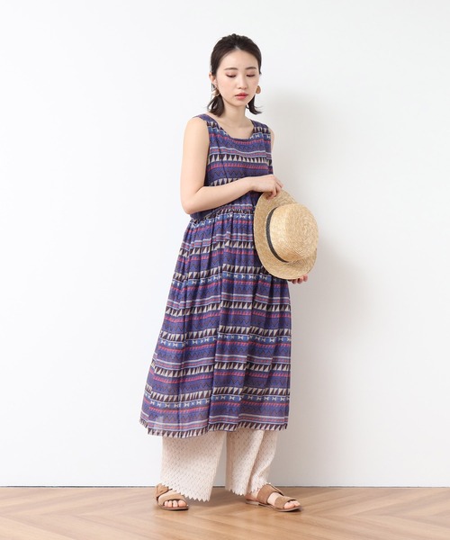 nougatine(ヌガティーヌ)の「綿100% レトロ幾何学柄 ノースリーブワンピース(ワンピース・レディース・ブラック/ブルー・MEDIUM)」の2枚目の写真