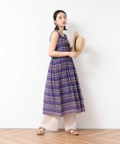 nougatine(ヌガティーヌ)の「綿100% レトロ幾何学柄 ノースリーブワンピース(ワンピース・レディース・ブラック/ブルー・MEDIUM)」の6枚目の写真