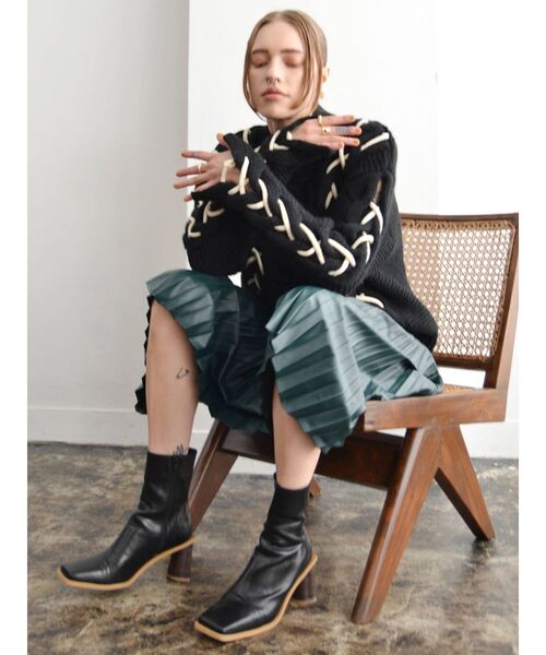 EVRIS（エヴリス）の「バイカラーデザインショートブーツ（ブーツ・レディース・ブラック/ブラウン・SMALL/MEDIUM/LARGE）」の4枚目の写真