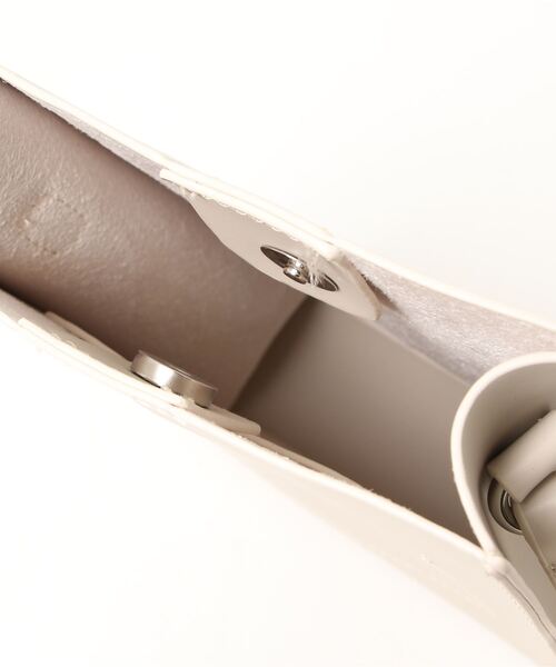 SPINNS（スピンズ）の「フェイクレザー スクエアデザインミニショルダーバッグ（ショルダーバッグ・レディース・ブラック/グレイッシュベージュ/チャコール/グリーン/パープル/オレンジ・ONESIZE）」の9枚目の写真