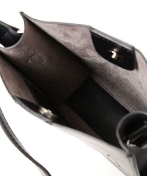 SPINNS（スピンズ）の「フェイクレザー スクエアデザインミニショルダーバッグ（ショルダーバッグ・レディース・ブラック/グレイッシュベージュ/チャコール/グリーン/パープル/オレンジ・ONESIZE）」の10枚目の写真