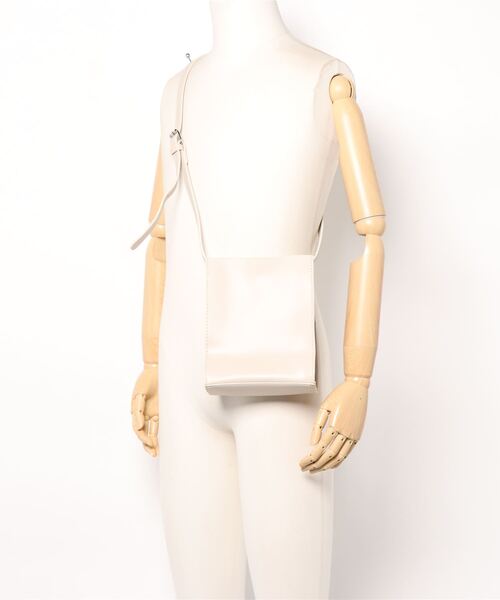 SPINNS（スピンズ）の「フェイクレザー スクエアデザインミニショルダーバッグ（ショルダーバッグ・レディース・ブラック/グレイッシュベージュ/チャコール/グリーン/パープル/オレンジ・ONESIZE）」の14枚目の写真