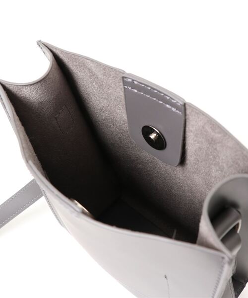 SPINNS（スピンズ）の「フェイクレザー スクエアデザインミニショルダーバッグ（ショルダーバッグ・レディース・ブラック/グレイッシュベージュ/チャコール/グリーン/パープル/オレンジ・ONESIZE）」の20枚目の写真