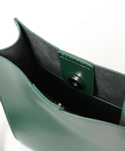 SPINNS（スピンズ）の「フェイクレザー スクエアデザインミニショルダーバッグ（ショルダーバッグ・レディース・ブラック/グレイッシュベージュ/チャコール/グリーン/パープル/オレンジ・ONESIZE）」の21枚目の写真