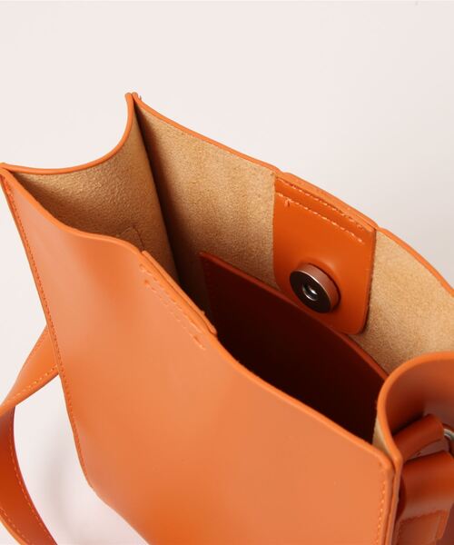 SPINNS（スピンズ）の「フェイクレザー スクエアデザインミニショルダーバッグ（ショルダーバッグ・レディース・ブラック/グレイッシュベージュ/チャコール/グリーン/パープル/オレンジ・ONESIZE）」の22枚目の写真