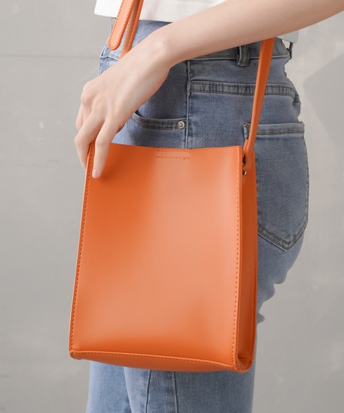 SPINNS（スピンズ）の「フェイクレザー スクエアデザインミニショルダーバッグ（ショルダーバッグ・レディース・ブラック/グレイッシュベージュ/チャコール/グリーン/パープル/オレンジ・ONESIZE）」の6枚目の写真