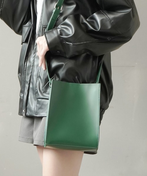 SPINNS（スピンズ）の「フェイクレザー スクエアデザインミニショルダーバッグ（ショルダーバッグ・レディース・ブラック/グレイッシュベージュ/チャコール/グリーン/パープル/オレンジ・ONESIZE）」の4枚目の写真