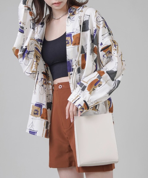 SPINNS（スピンズ）の「フェイクレザー スクエアデザインミニショルダーバッグ（ショルダーバッグ・レディース・ブラック/グレイッシュベージュ/チャコール/グリーン/パープル/オレンジ・ONESIZE）」の12枚目の写真