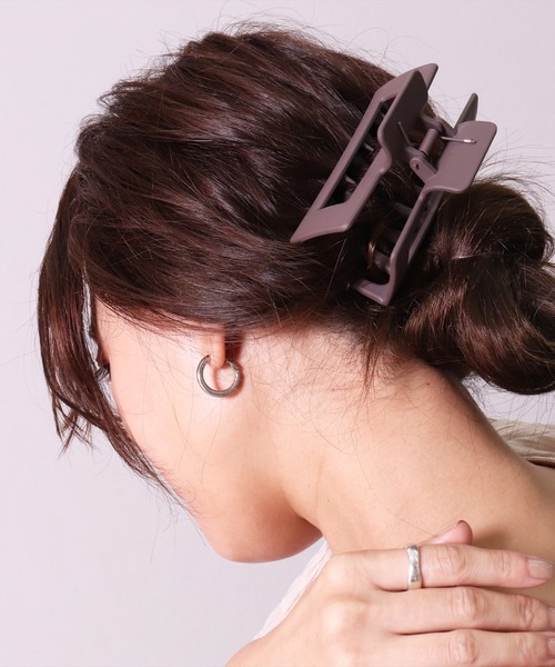 BAYBLO（ベイブロ）の「(SB)ビックスクエア ヘアクリップ（バレッタ/ヘアクリップ・レディース・シャンパン/ダークオレンジ/クリーム/クリア/ブルーグレー/マスタード/ブラウン系その他/バーガンディー/ピンク/アイボリー/モスグリーン/ベージュ/ブラウン/スミクロ/クリアブラック/エンジ・FREE）」の6枚目の写真