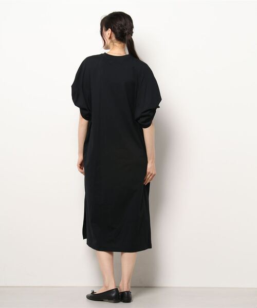 SAYAKADAVIS（サヤカディヴィス）の「【 SAYAKA DAVIS / サヤカデイヴィス 】 Twisted Sleeve Tee Dress / ツイストスリーブTドレス（ワンピース・レディース・ブラック/サンドベージュ・SMALL）」の4枚目の写真