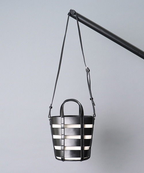 YAHKI(ヤーキ)の「【 YAHKI / ヤーキ 】 W FACE LEATHER SHOULDER / レザーショルダーバッグ(ショルダーバッグ・レディース・ホワイト/ブラック・FREE)」の1枚目の写真