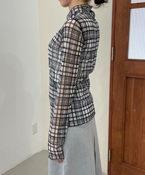 CAPRICIEUX LE'MAGE（カプリシューレマージュ）の「【AgAwd/アガウド】シアーチェックハイネックTシャツ（Tシャツ/カットソー・レディース・ブラック/ブラウン・FREE）」の3枚目の写真