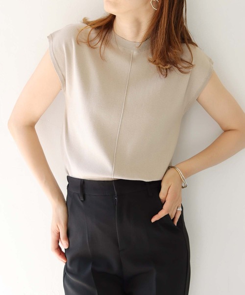 HER CLOSET(ハークローゼット)の「【cheriella】WEB限定イージーケアCOOLタッチセンターラインノースリーブサマーニット(ニット/セーター・レディース・ブラック/ブルー/ピンクベージュ/テラコッタ/ホワイト/グレイッシュベージュ・M)」の4枚目の写真
