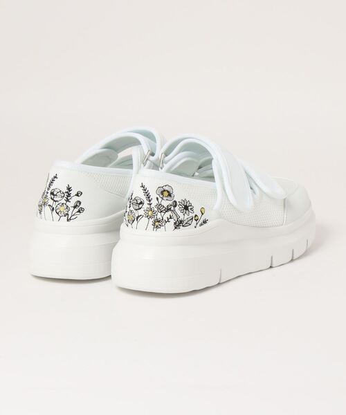 SUPER HAKKA（スーパーハッカ）の「春花刺しゅうサンダルスニーカー（サンダル・レディース・オフホワイト/ブラック・M/L）」の4枚目の写真