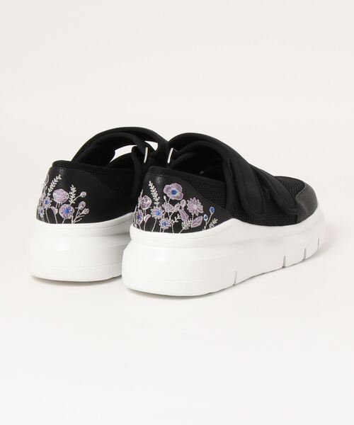 SUPER HAKKA（スーパーハッカ）の「春花刺しゅうサンダルスニーカー（サンダル・レディース・オフホワイト/ブラック・M/L）」の5枚目の写真