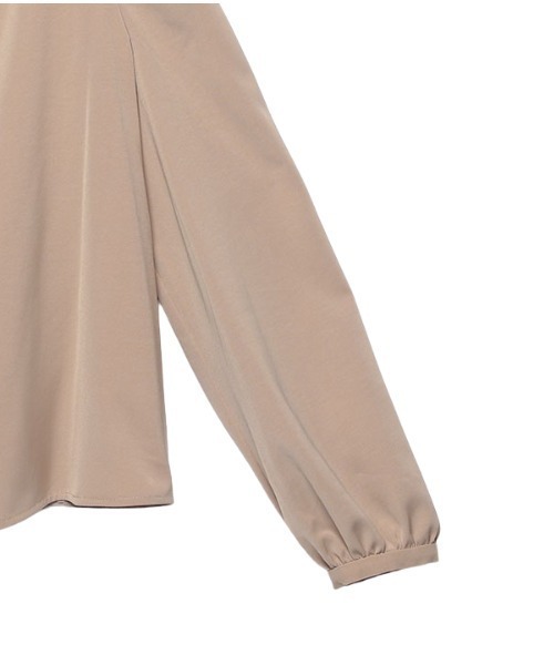 anuans（アニュアンス）の「アシンメトリードレープネックブラウス