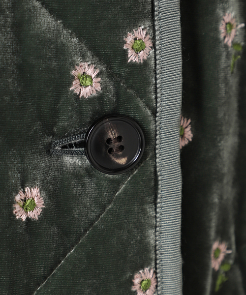 ［新品　タグ付き］IENA LA BOUCLE ペロア刺繍キルティングコート IENA LA BOUCLE（イエナラブークル）の「IENA LA BOUCLE ベロア刺繍