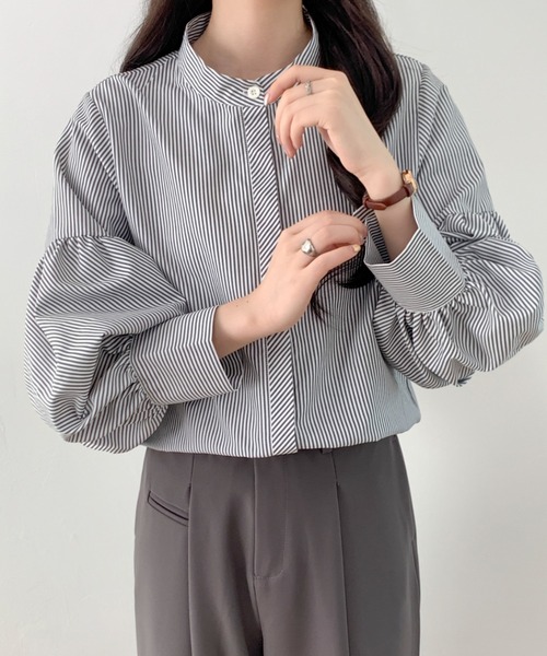 ABITOKYO(アビトーキョー)の「バルーンスリーブバンドカラーストライプ柄シャツ(シャツ/ブラウス・レディース・グリーン/ブルー/ブラック・M/L)」の2枚目の写真