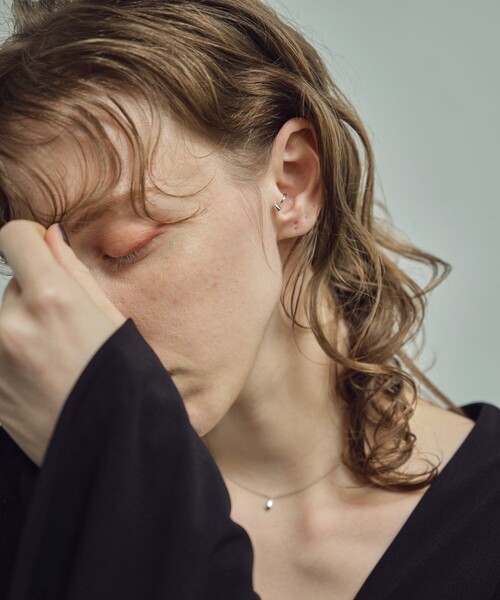 and cloud（アンドクラウド）の「Circle / Drop Reversible Tragus Cuff（イヤーカフ・レディース・ブラック/イエローゴールド/シルバー・FREE）」の4枚目の写真