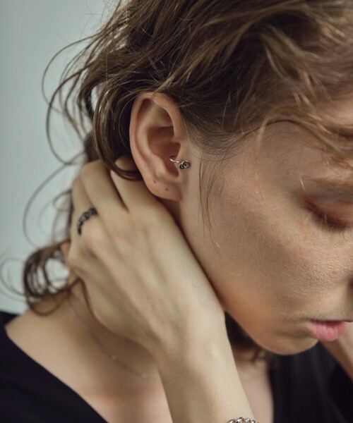 and cloud（アンドクラウド）の「Circle / Drop Reversible Tragus Cuff（イヤーカフ・レディース・ブラック/イエローゴールド/シルバー・FREE）」の5枚目の写真
