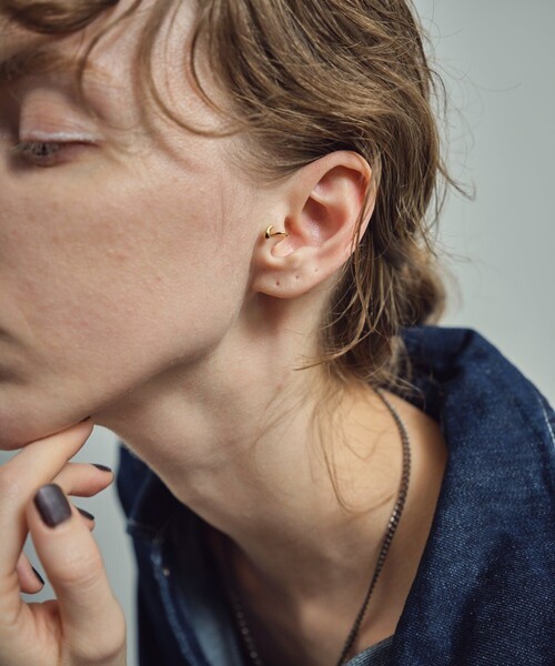 and cloud（アンドクラウド）の「Circle / Drop Reversible Tragus Cuff（イヤーカフ・レディース・ブラック/イエローゴールド/シルバー・FREE）」の6枚目の写真