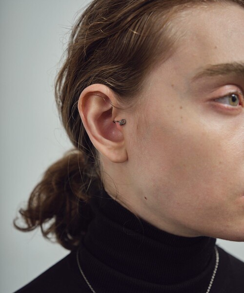 and cloud（アンドクラウド）の「Circle / Drop Reversible Tragus Cuff（イヤーカフ・レディース・ブラック/イエローゴールド/シルバー・FREE）」の11枚目の写真