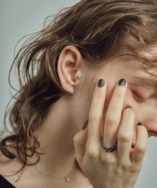 and cloud（アンドクラウド）の「Circle / Drop Reversible Tragus Cuff（イヤーカフ・レディース・ブラック/イエローゴールド/シルバー・FREE）」の3枚目の写真