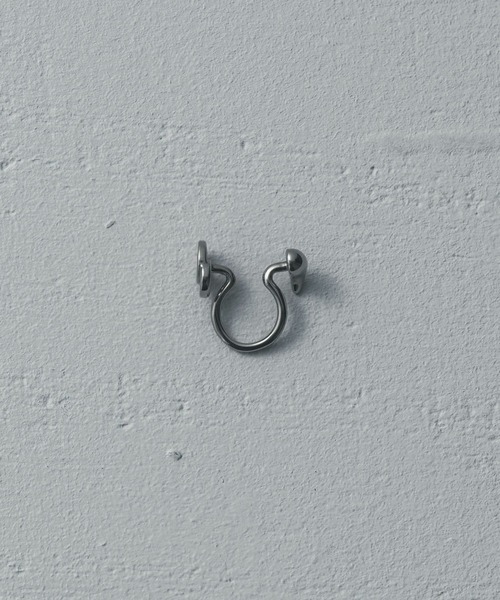 and cloud（アンドクラウド）の「Circle / Drop Reversible Tragus Cuff（イヤーカフ・レディース・ブラック/イエローゴールド/シルバー・FREE）」の2枚目の写真
